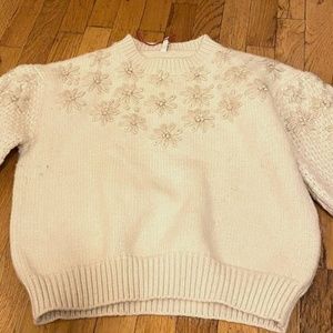 Knitted Cream Crewneck with Embroidered Knitted Floral Design.
